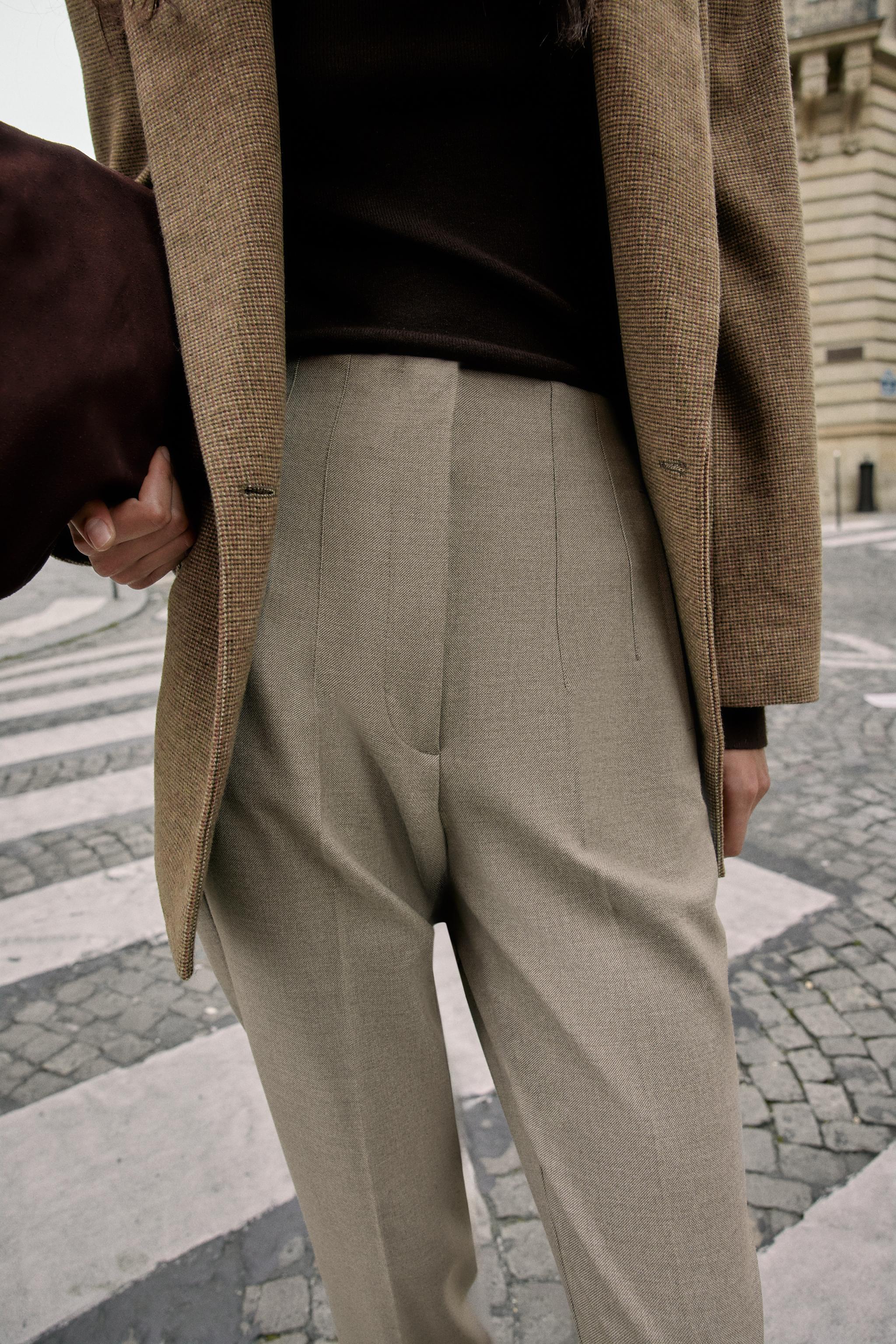 PANTS WITH A HIGH WAIST